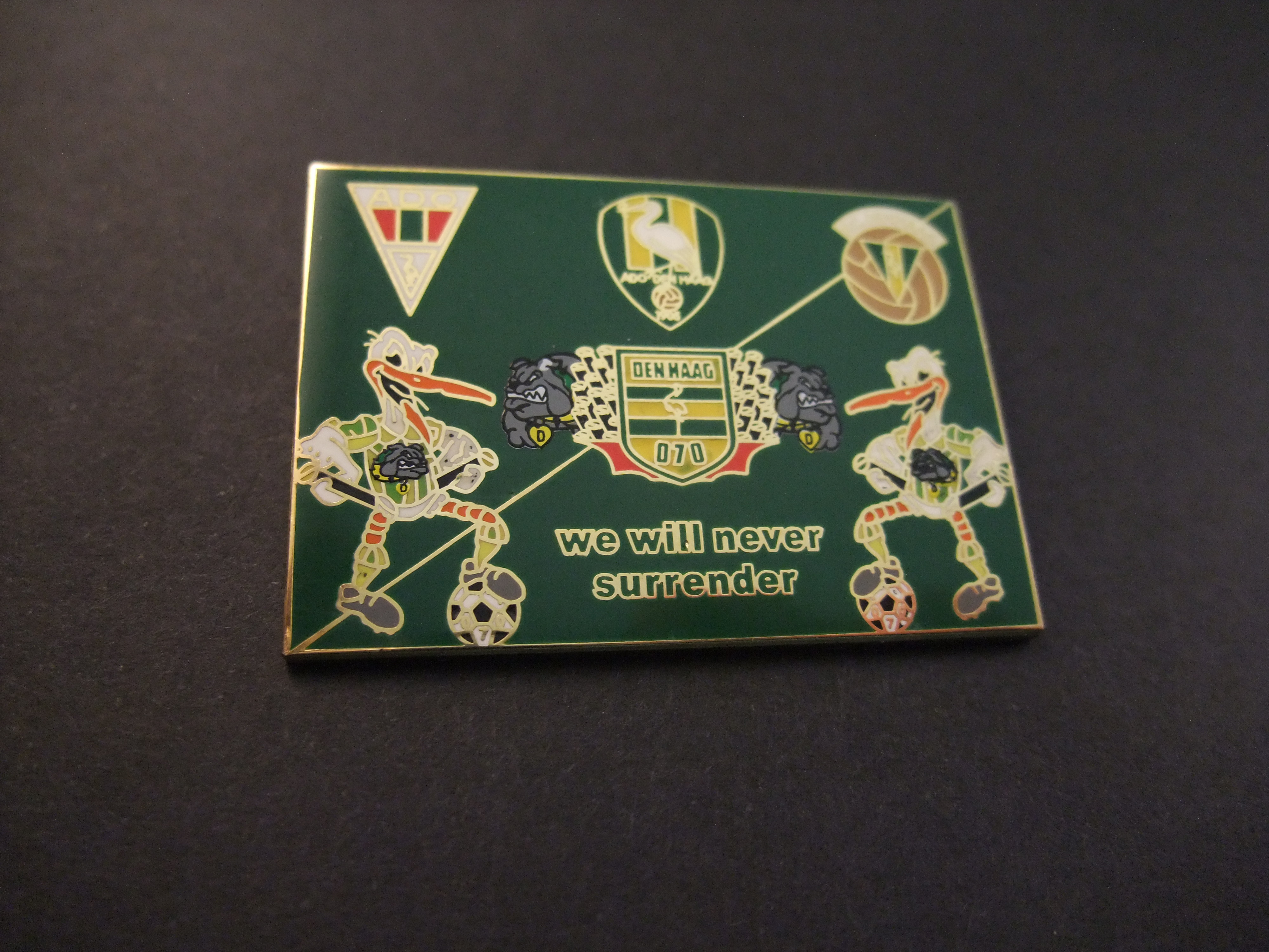We will never surrender ADO Den Haag 3 verschillende logo's  en mascotte Storky ( Haagsche ooievaar) groen